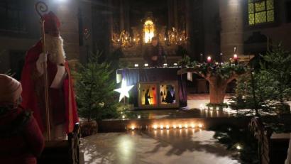 Bild: jzk
„Ich habe aus meiner Heimatstadt Myra einfache Nadelbäumchen mitgebracht, denn ihr immerwährendes grünes Kleid spricht mich an“, erzählte der Nikolaus (Markus Lehner).