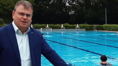 Archivbild: Lowak
Bürgermeister Karlheinz Budnik bei der Eröffnung des Freibads im Juni. Auch das Bad profitierte von den Investitionen, die 2020 getätigt wurden.