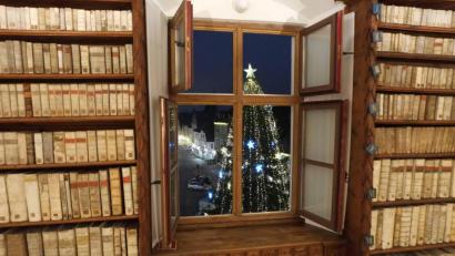 Bild: Provinzialbibliothek Amberg
Die Provinzialbibliothek Amberg punktet nicht nur zur Weihnachtszeit mit stilvollem Ambiente.