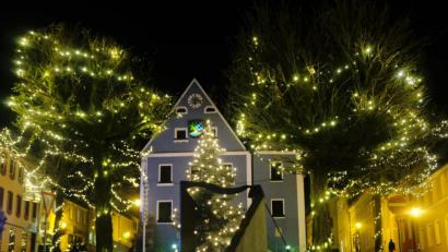 Bild: do
Die heimelige Atmosphäre rund um den großen Christbaum vor dem Rathaus hätte den Rahmen für einen adventlichen Wortgottesdienst bilden sollen. Die Corona-Pandemie lässt dies aber nicht zu. Die Andacht findet nun in der Stadtpfarrkirche statt
