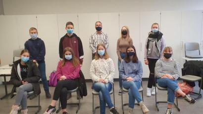 Bild: jzk
Realschullehrer Alfred Küchler (hinten, Dritter von rechts) hat neun neue Schulsanitäter ausgebildet.