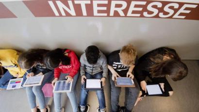 Symbolbild: Julian Stratenschulte/dpa
Lernen mit I-Pads können bald auch mehr Weidener Schüler. Die Stadt stellt nach Lieferengpässen erste Leihgeräte für Schulen der Stadt.