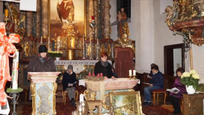 Bild: wel
Bei der Adventsandacht des Frauenbundes wurden die Legenden der drei Heiligen Barbara, Lucia und Odilia vorgetragen. Meditative Texte und Deutung des Symbole in den Legenden trugen als Impulse dazu bei, das eigene Leben zu durchleuchten.