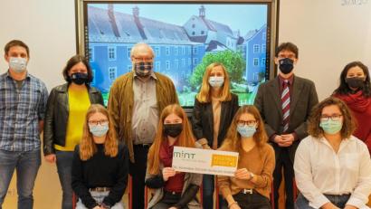 Bild: Peter Ringeisen/exb
Die Vertreter der Decker-Schulen freuen sich über die Auszeichnung (hinten, von links): Markus Hilgart, Katharina von Knorre, Richard Reber, Sabine Witzany, Schulleiter Günter Jehl und Stephanie Friedl sowie (vorn, von links) Schülervertreterinnen der Realschule und des Gymnasiums, Veronika Kraus, Celine Weiß, Lea Borawski und Lena Gimpl.