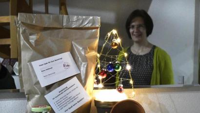 Bild: Petra Hartl
Im Weihnachts-Materialpaket ist alles, was man braucht, um zu Hause das leuchtende Bäumchen nachzubasteln. Bianca Hellebrand (im Hintergrund) hat einen Weg gefunden, um trotz Corona-Beschränkungen Bastelkurse für Kinder anzubieten.