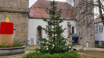 Bild: abi
Der evangelische Pfarrhof wurde bereits auf die anstehenden Freiluft-Gottesdienste vorbereitet. Beim Kriegerdenkmal bei der Bartholomäus-Kirche steht eine überdimensionale Kerze.