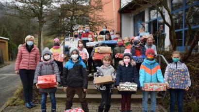 Bild: wku
Lehrerin Sieglinde Grüner-Kubitza (links) organisierte die Aktion der Grundschule für den Archeladen in Auerbach.