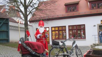 Bild: Manuela Gatter/exb
Ins Kinderhaus "Tillenzwerge" in Bad Neualbenreuth kam der Nikolaus mit dem E-Bike.