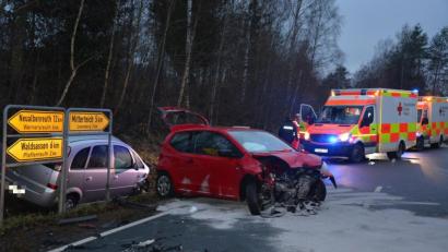 Bild: jr
Zwei der verunfallten Autos: Glücklicherweise verletzten sich die beiden Fahrer laut Auskunft der Polizei nur leicht.
