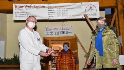 Bild: fjo
Josef Nickl nimmt mit seiner Ehefrau Gertraud die Spende von Frauenbundsprecherin Christl Kaas (von links) dankbar entgegen.