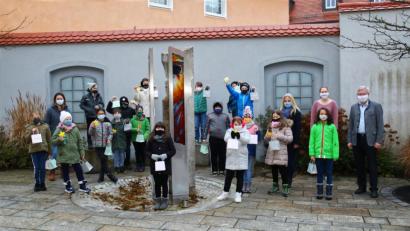Bild: JOCHEN NEUMANN 
ERBENDORF
Am Rathausplatz überreichte Bürgermeister Johannes Reger (rechts) kleine Geschenke und bedankte sich dabei von den jungen Künstlern aus der vierten Klause. Mit auf dem Bild die Organisatorin des Malettbewerbs Carolin Böckl (hintere Reihe zweite von rechts), Rektorin Sabine Graser (hintere Reihe dritte von rechts) sowie Klassenleiterin Christl Grünauer (zweite von links).