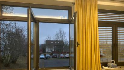 Bild: Spreitzer/exb
Fenster auf und lüften: die beste Methode gegen Viren in den Klassenzimmer. Das gehört auch für die Windischeschenbacher Schüler zum Alltag.