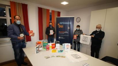 Bild: bjp
Ein Paket von 25 Sachbüchern und Romanen zu politischen und zeitgeschichtlichen Themen spendete der Kreisjugendring (Erster und Dritter von rechts: Vorsitzender Rupert Seitz, Geschäftsführer Martin Neumann) der im Aufbau befindlichen Schwarzenbacher Bücherei (links Bürgermeister Thorsten Hallmann, Zweite von rechts Büchereiteammitarbeiterin Martina Breundl).