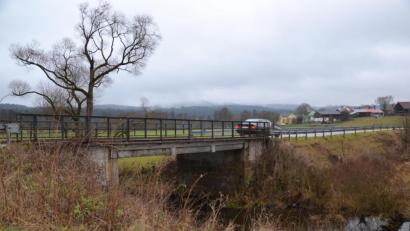 Bild: gi
Der Ersatzneubau der Brücke über die Pfreimd zwischen Isgier und Lohma ist dringend erforderlich. Das Bauwerk befindet sich einem bedenklichen Zustand. Die Brücke dient auch als Zubringer zur Autobahn 9.