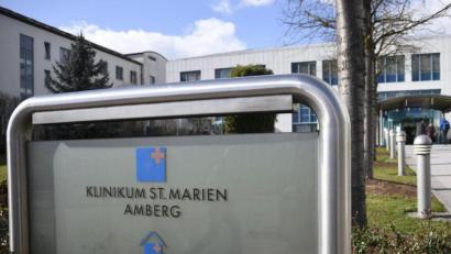 Archivbild: Petra Hartl
Im Klinikum St. Marien Amberg sind trotz weiterhin hoher Corona-Zahlen in der Region Besuche erlaubt. Aber nur mit Maske.