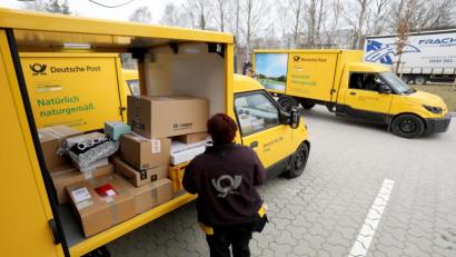 Bild: Bernd Wüstneck
In einer Zustellbasis der Deutschen Post belädt eine Postbotin bei einem Pressetermin ihren Elektro-Kleintransporter.