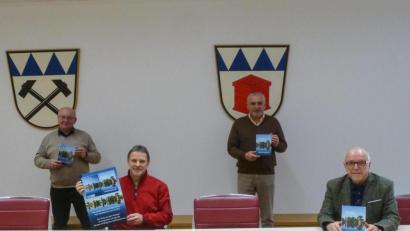 Bild: bk
Ein Stück Heimat will Ottmar Braun mit seinem neuesten Werk „Weiherspiegel“ darstellen. Bei der Präsentation mit dabei Bürgermeister Ludwig Biller, Verleger Eckhard Bodner und Bernhard Rauch (von rechts).