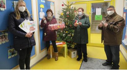 Bild: jzk
Stefanie Baier, Regina Amm, Rita Ponnath und Jochen Gößl (von links) staunten über selbst gebastelten Engel und die selber gemalten Bilder der Kindergartengartenkinder für die Snioren-Weihnachtstüten.