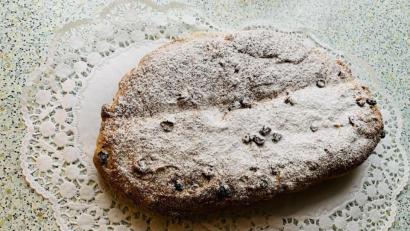 Bild: fsb
So sieht der fertige, brotförmige Christstollen aus:: Der dickere Teil wurde übergeschlagen und der Stollen nach dem Backen mit zerlassener Butter bestrichen und mit Puderzucker bestreut.