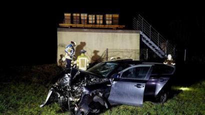 Bild: dmra
Der Unfallwagen neben dem Garagengebäude.