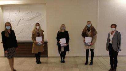 Bild: Kliniken Nordoberpfalz AG, Michael Reindl
Medizinische Direktorin Michaela Hutzler (l.) und Ausbildungsleiterin Tanja Chlup (r.) gratulierten den Absolventen mit den besten Abschlussnoten: Anna Kraus (1,14), Jamie Gruber (1,2), Anja Zimmermann (1,2) (v.l.n.r.).