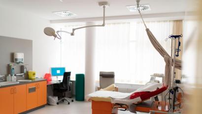 Bild: Peter Langgaertner/Kliniken Nordoberpfalz AG
Ab 14. Dezember konzentrieren sich alle Geburten in der Region auf das Klinikum in Weiden. Um Platz für Corona-Patienten zu schaffen, wird die Geburtshilfe in Tirschenreuth vorübergehend geschlossen. Das "Christkindl 2020" aus der Region kommt also in einem der Weidener Kreißsäle (im Bild) zur Welt.