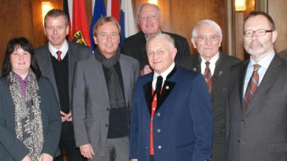 Archivbild: mmj
Im Dezember 2013 waren die Schönseer Sänger zum 40. Mal in Nürnberg aufgetreten. Das würdigte der damalige Oberbürgermeister Ulrich Maly (Zweiter von links) mit einem Empfang, an dem unter anderem Dirigent Andreas Wirnshofer (Dritter von rechts), Albert Tischler (Landsmannschaft, Zweiter von rechts), Birgit Höcherl (links, damals Bürgermeisterin von Schönsee) und Wilhelm Weidinger (im Hintergrund), zu der Zeit Oberpfälzer Kulturbund-Präsident, teilnahmen.