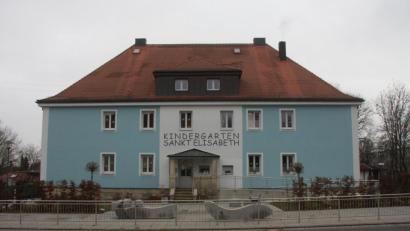Bild: wro
Derzeit besuchen 98 Mädchen und Jungen das „Haus für Kinder Sankt Elisabeth“ (Bild). Wegen des weiter steigenden Bedarfs an Kita-Plätzen muss die Gemeinde Wiesau eine neue Kindertagesstätte bauen lassen.