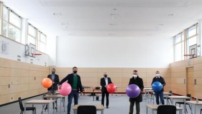 Bild: Lisa Söllner/exb
Bauleiter Reinhard Gürtler (von rechts.) und Architekt Alfred Popp übergaben zum Soft-Opening sechs Gymnastikbälle an Bürgermeister Harald Bemmerl, Rektor Dominik Bauer und dessen Stellvertreter Josef Beck.