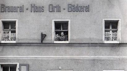 Bild: Erna Haller
Eine Aufnahme der Wirtsfamilie Orth Anfang der 1920er-Jahre. Der Knabe ganz rechts ist Georg Orth, ab 1951 „Fuchsbeck“-Wirt.