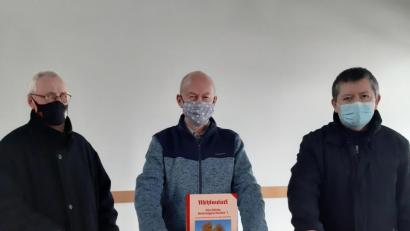 Bild: gis
Über eine literarische und historische Sternstunde freuen sich (von links): Kirchenpfleger Sigmund Geisler, Autor Josef Wiche und Pfarrer Ferdinand Weinberger. Der Bucheinband zeigt den erhaltenen Turm des einstigen Dorfkirchleins. Genau an diesem Standort erhoben sich während des Mittelalters die Kirchen im Zentrum von Mehlmeisel.