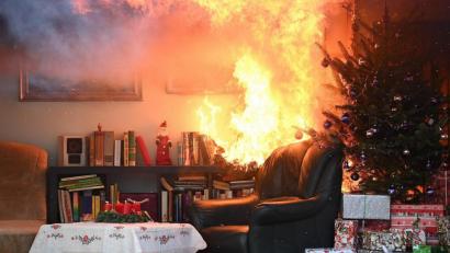 Bild: Britta Pedersen/dpa
Im Advent ist die Brandgefahr am größten. Senioren sind hierbei besonders gefährdet.