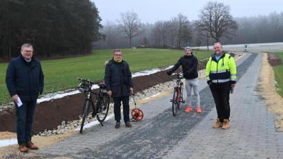 Bild: gf
Nun ist der Radweg zwischen Oberammersricht und dem Industriegebiet Nord an seiner steilsten Stelle auch für Radfahrer sicher ausgebaut. Das neue Teilstück stellten (von links) OB Michael Cerny, Tiefbauamtsleiter Norbert Füger, Bauingenieur Roman Kick und Bauleiter Florian Gottschalk vor.