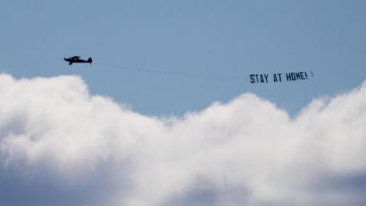 Symbolbild: Christian Charisius
Ein kleines Flugzeug fliegt mit einem Banner mit der Aufschrift «Stay at Home!» : Im Kreis Amberg-Sulzbach ist das inzwischen kein Appell mehr, sondern eine neue Corona-Maßnahme in Form einer nächtlichen Ausgangssperre.