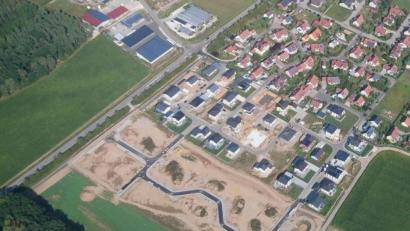 Bild: Martin Janz/exb
Die Reservierungen zeigen es: Das neue Baugebiet Schmidgaden West VI ist begehrt. Nun wurde mit dem Verkauf begonnen.