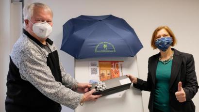 Bild: ads
Die Leiterin der Freiwilligenagentur „Amberg engagiert“ Catherine Dill stellte mit einem kleinen Helferkreis, darunter Dieter Gugg, allen 350 Ehrenamtlichen, die spontan und unbürokratisch zu Beginn der Corona-Pandemie Einsatz gezeigt haben und bis heute noch zeigen, kleine Dankeschönpakete zu.