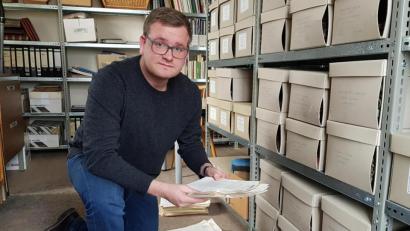 Bild: Tobias Gräf
Was kann weg und was muss für nachfolgende Generationen bewahrt werden? Mit dieser Frage beschäftigt sich der Historiker Felix Engel täglich. Ohne Ordnung würde ein Archivar sofort im Chaos versinken, beteuert Engel.