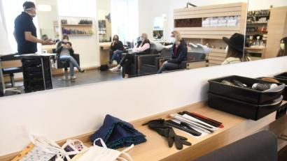 Bild: Gabi Schönberger
Masken, Handschuhe und das übliche Werkzeug der Friseure liegen im Salon Sengenberger bereit. Die Einhaltung der Hygieneregeln ist Friseurmeister Armin Sengenberger ein Muss, ebenso eine familienfreundliche Personalpolitik, damit alle gut durch die Pandemie kommen.