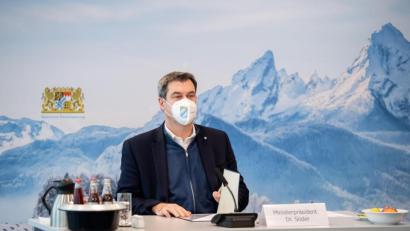 Bild: Matthias Balk/dpa
Markus Söder (CSU), Parteivorsitzender und Ministerpräsident von Bayern, setzt sich zu Beginn einer Sitzung des Ministerrats in der Staatskanzlei mit einer FFP2-Schutzmaske auf seinen Platz.