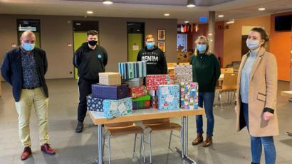 Bild: Mittelschule Weiherhammer/exb
Fast 400 Euro sind die Weihnachtspäckchen im Schuhkarton wert.