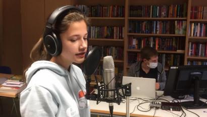 Bild: krb
Im Tonstudio singt diese Schülerin ihren Part für das Weihnachtskonzert ein.