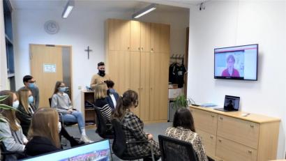 Bild: lg
Siegerehrung einmal anders: Glückwünsche zum Bundessieg gab es online per Live-Schalte vom Deutsch-Französischen Institut in Erlangen für das Schülerteam und Projektleiter Stephan Sturm.