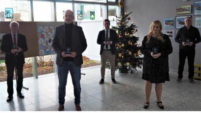 Bild: jpl
Bürgermeister Peter König (Neusorg), Rektor Alexander Köstler, Bürgermeister Wolfgang Söllner (Ebnath), Konrektorin Sandra Schmidl und Bautechniker Bernhard Ott (von links) bei der Inbetriebnahme der CO2-Sensoren. Die modernen Messgeräte ermöglichen künftig ein bedarfsgerechtes Lüften in den Klassenzimmern.