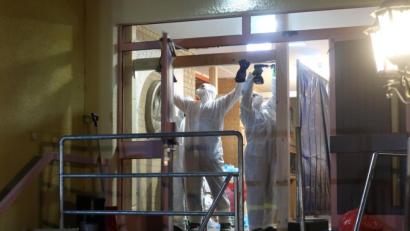 Bild: Hirsch
Ausgerüstet mit Schutzanzügen sorgten Helfer des THW am Samstagabend in der Seniorenresidenz Burglengenfeld für eine Eingangsschleuse.