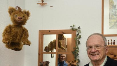 Bild: Petra Hartl
Die Geschichte des Bärentheaters von Liesel und Bernhard Betz ist zu Ende erzählt, der Vorhang fällt. Der freche Bärnie schwebt künftig nicht mehr über die Bretter, die die Welt bedeuten, er schmückt den Hausflur in Götzendorf, das übrigens zur Gemeinde Illschwang gehört. Rikemaus hätte sicher einen flotten Spruch dazu parat.