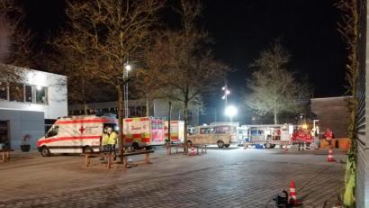 Bild: wpt
Rettungskräfte rückten am Donnerstagabend an, nachdem in der Seniorenresidenz im Naabtalpark in Burglengenfeld wegen Corona akuter Personalnotstand eingetreten war. Acht Bewohner wurden in umliegende Krankenhäuser gebracht.