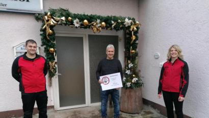 Bild: pi
Ludwig Wüst (Mitte) sagt Johanna Bauer und Markus Mösbauer "Vergelt's Gott" für die 300 Euro des Waidhauser Faschingsvereins.