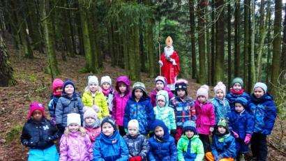 Bild: njn
Im Kirchenwald trafen die Buben und Mädchen des "Regenbogen"-Kindergartens tatsächlich auf den Heiligen Nikolaus.