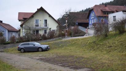 Bild: bnr
Auf der Fläche vor dem Dorfkreuz, die gelegentlich als Parkplatz benützt wird, soll der Spielplatz in Atzenhof entstehen.