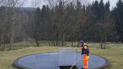 Bild: mmj
Von den umliegenden Orten, ausgehend von der derzeitigen Kläranlage in Charlottenthal, wird das Abwasser künftig über die Stationen in Schwarzach und Waldhäuser (hier Sabine Markgraf bei der Entnahme von Wasserproben) in einer Leitung zur Anlage in Stadlern gefördert.